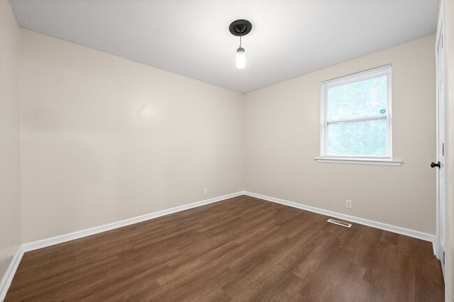 Building Photo - Renovated 3 Bedroom Dog Friendly Home For ...