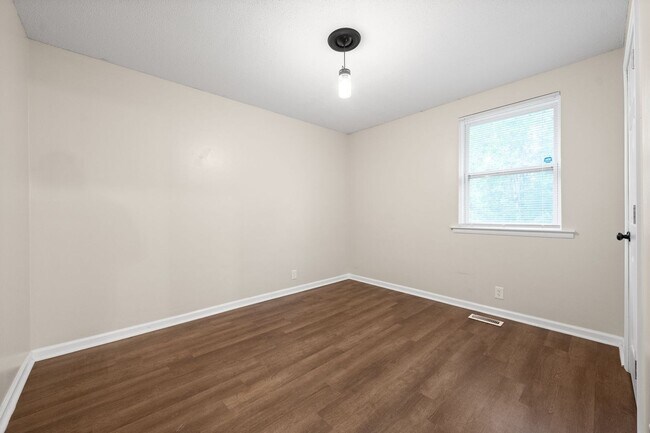 Building Photo - Renovated 3 Bedroom Dog Friendly Home For Rent on Lafayette Road!