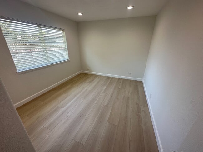 Building Photo - Bright 3BR Home with Central AC, Attached Garage & In-Unit Laundry in Fremont