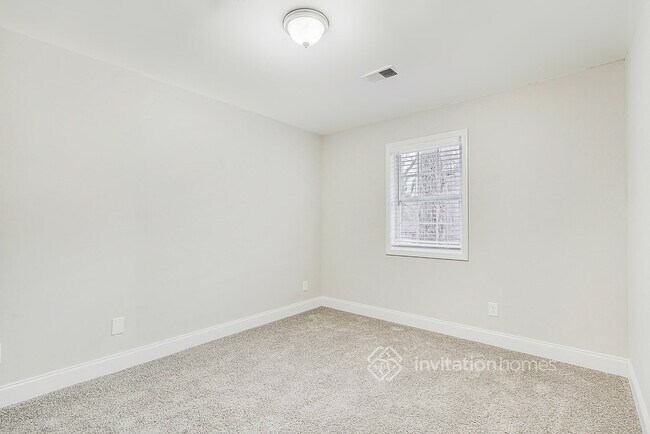 Building Photo - 5484 Pine Dr SW
