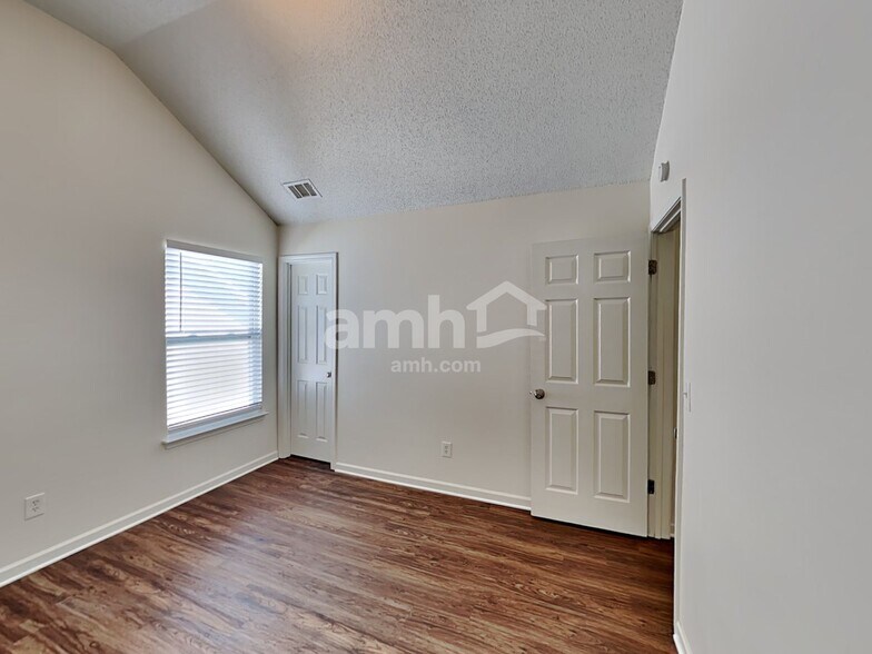 Building Photo - 3013 Summer Breeze Dr