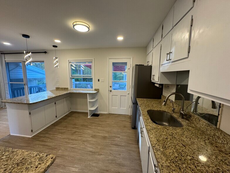kitchen - 1013 Mountfort Ct SW