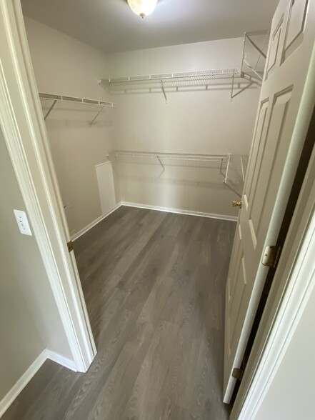 Building Photo - 5625 Twin Oaks Dr