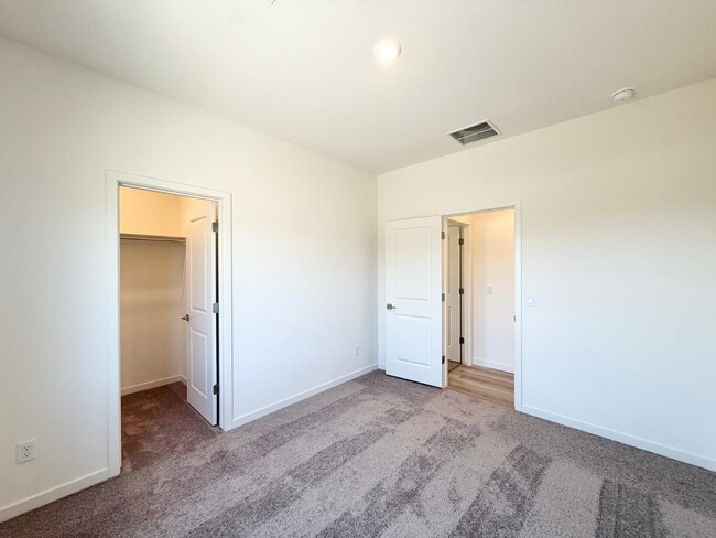 Building Photo - 634 W Red Hawk Ct