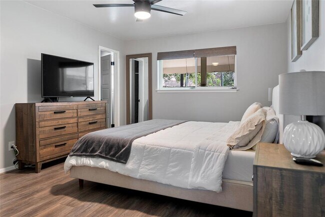 Building Photo - 9655 Meadowland Dr