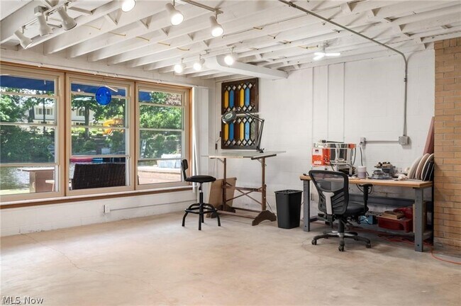 Building Photo - 685 Sunnyside Rd