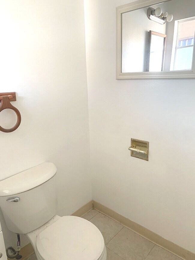 Building Photo - 1026 E Highland Ave