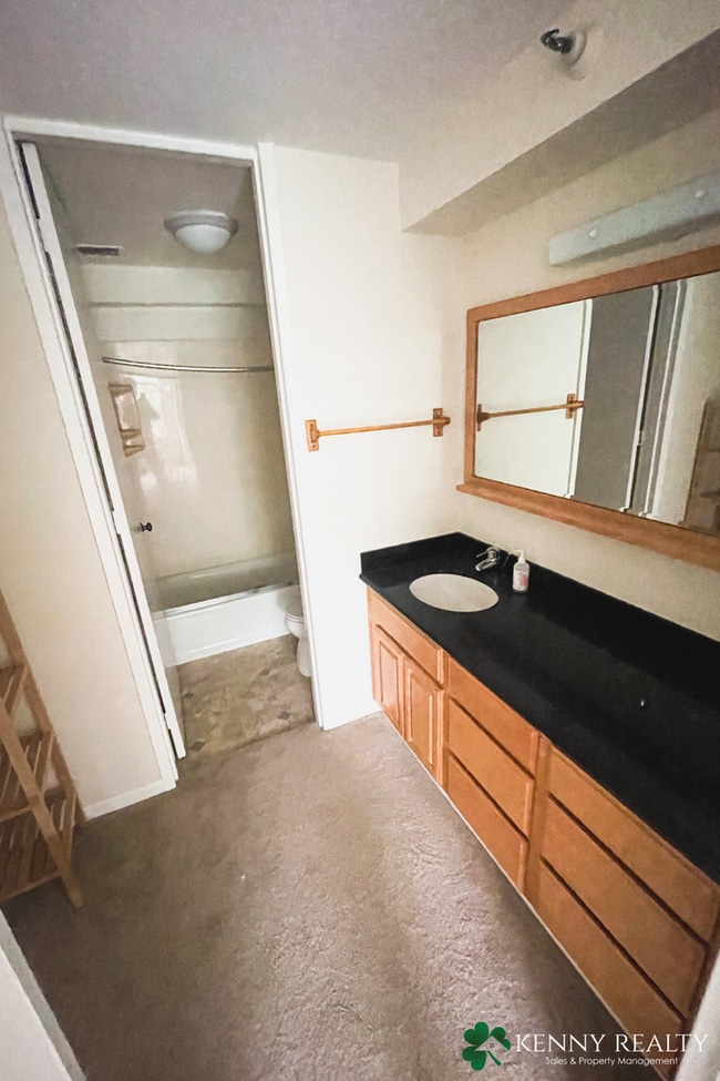 Building Photo - Top Floor One Bedroom - Easy Access to Garage Parking + Great Amenities