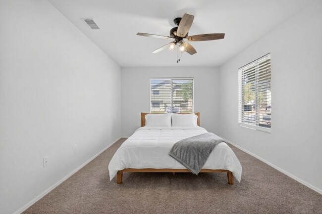 Building Photo - Gilbert Living with Private Pool