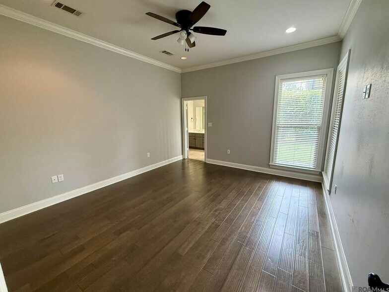 Building Photo - 10408 Springtree Ave