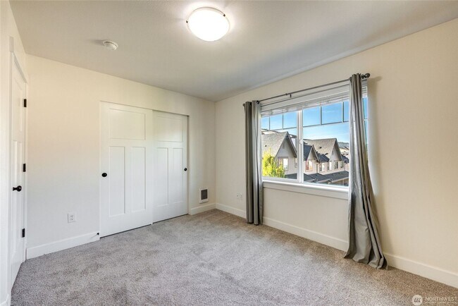 Building Photo - 1313 Brooklyn Walk NE