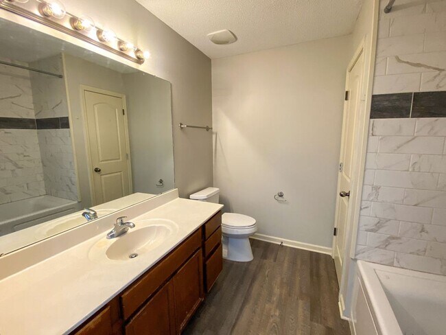 Building Photo - 3 bed, 2 bath with granite counters, ss ap...
