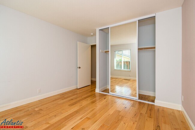 Building Photo - Gorgeous Home | Remodeled | Desirable Location