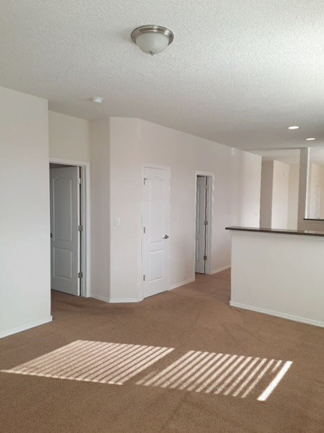Building Photo - 3 bedroom 2 bathroom home in Rio Rancho! C...