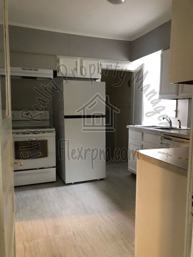 Building Photo - 1/2 off 1st month.....New on The Market....located minutes from the University.