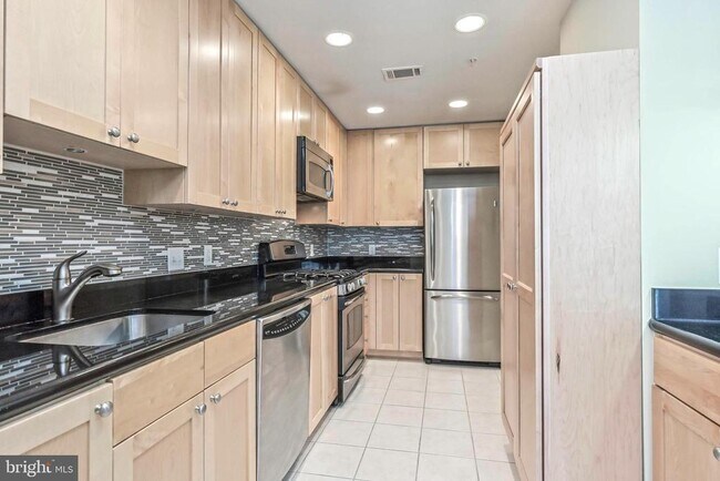 Building Photo - 3600 S Glebe Rd