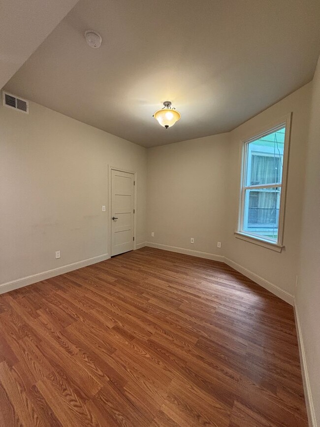 Building Photo - 2264