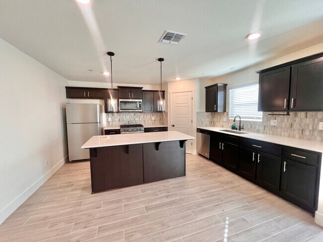 Building Photo - 1602 Dodder Dr
