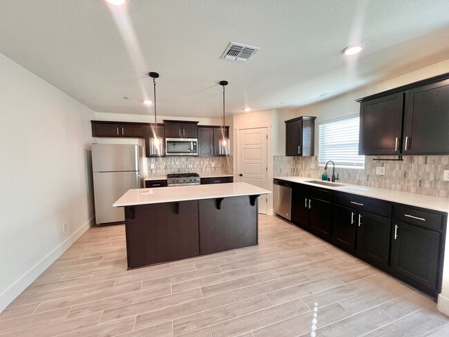 Building Photo - Spacious, Modern 4-Bedroom 2.5 Bath Home plus Den, Prime Location! With Solar!