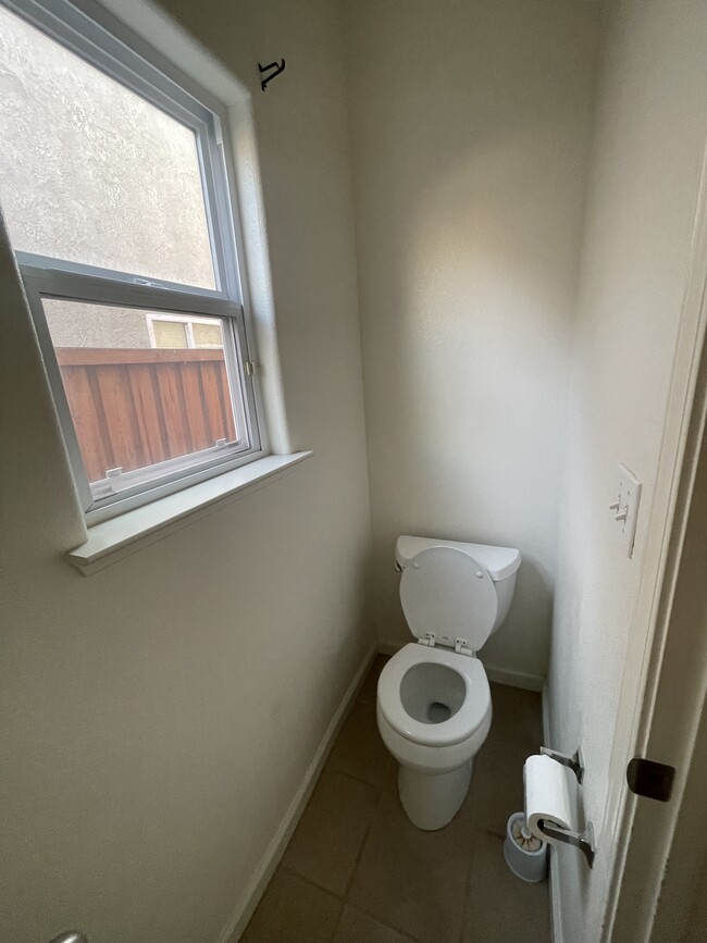 Master Toilet - 5648 W Millbrae Ave