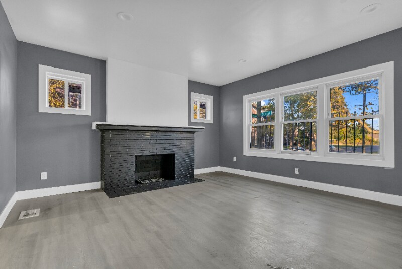 Building Photo - 3823 Clairmount Ave