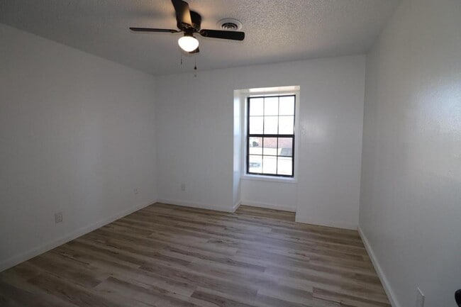 Building Photo - 118 Fairway Ave