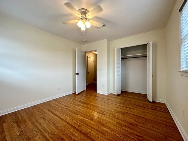 Building Photo - Remodeled beauty in Charolette Park