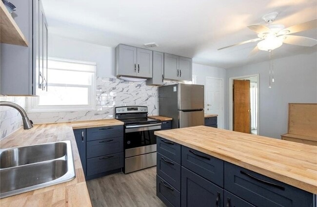 Kitchen + Dinning Room - 1104 Oak Blvd