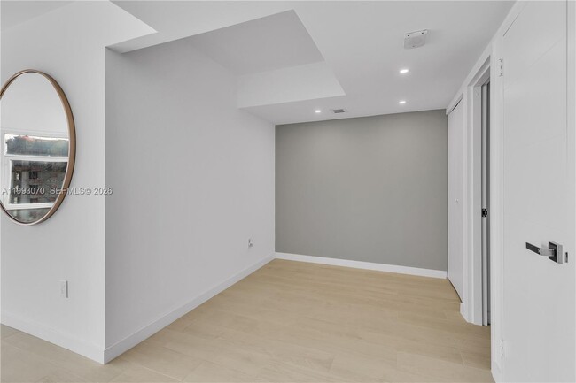 Building Photo - 20100 W Country Club Dr