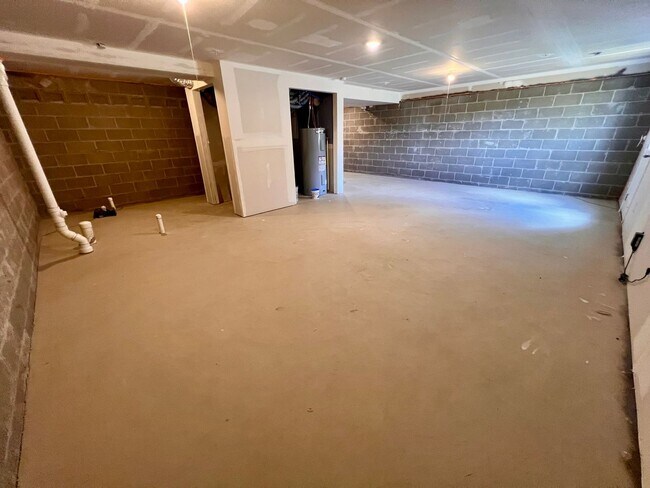 Building Photo - 2105 Canterbury Dr