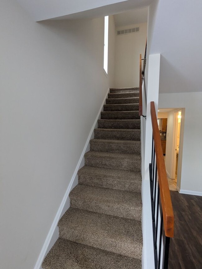 Building Photo - *END UNIT* town home in established Crestwood Neighborhood ready for you mid March!