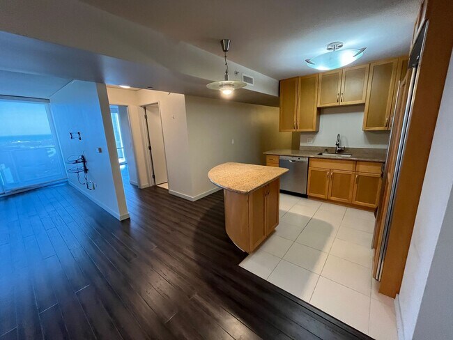 Building Photo - Moana Pacific (Honolulu/Ala Moana) 2 bedroom + den with central AC and 2 covered parking