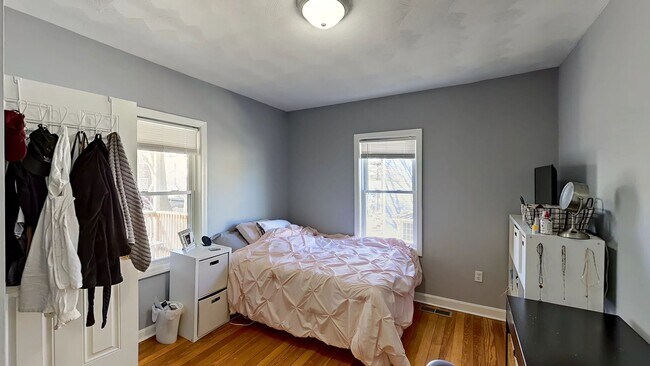 Building Photo - Somerville 5bed 2bath available 9/1/2026 - Modern Apartment $4995