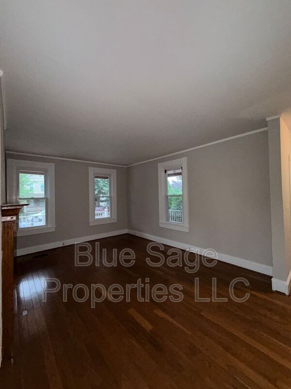 Building Photo - 913 8th Ave