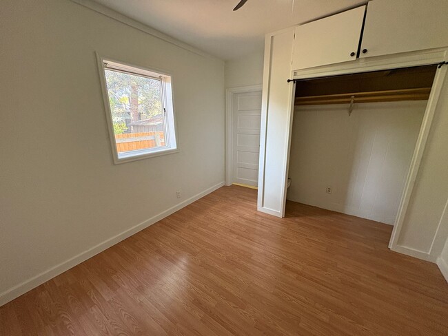 Building Photo - COZY 1 BEDROOM, 1 BATH APARTMENT LOCATED I...