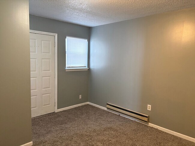 Building Photo - 4632-4634 Southampton Ct