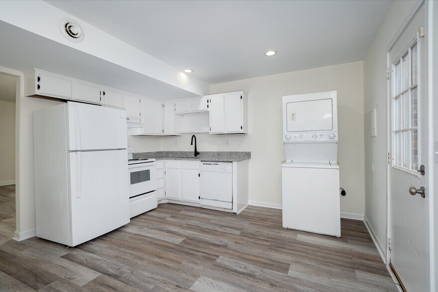 kitcvhen (W/D NOT INCLUDED) - 597 Huntington Pky