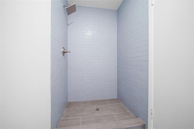 Building Photo - 2139 Lake Village Dr