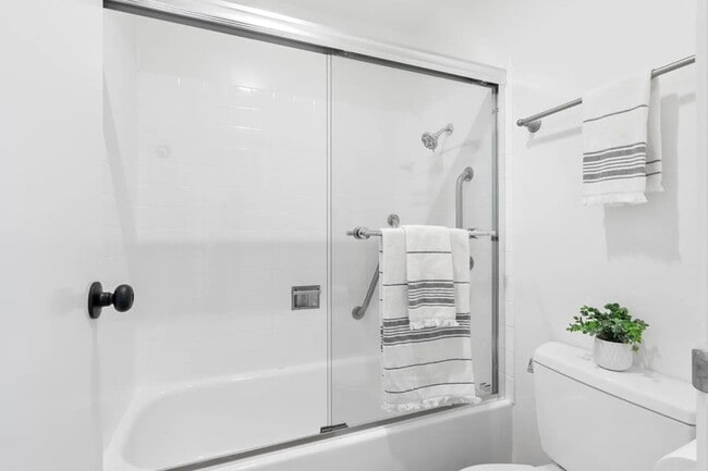 Building Photo - "Chic 1-Bedroom San Mateo Retreat with Mod...