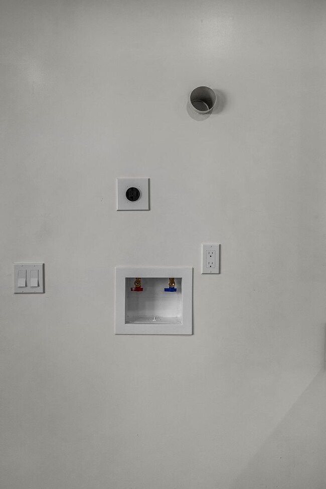 Building Photo - 5842-5840 Denver Ave