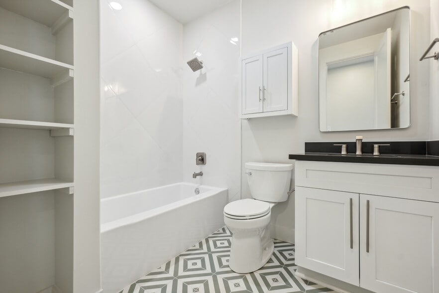 Hall Bathroom with tub/shower - 428 W Solidelle St
