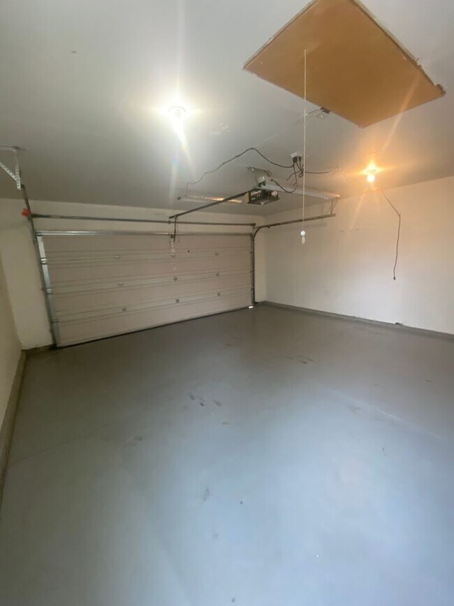 Building Photo - 3 Bed, 2 Bath,  Single Story, CUL-D-SAC Ho...