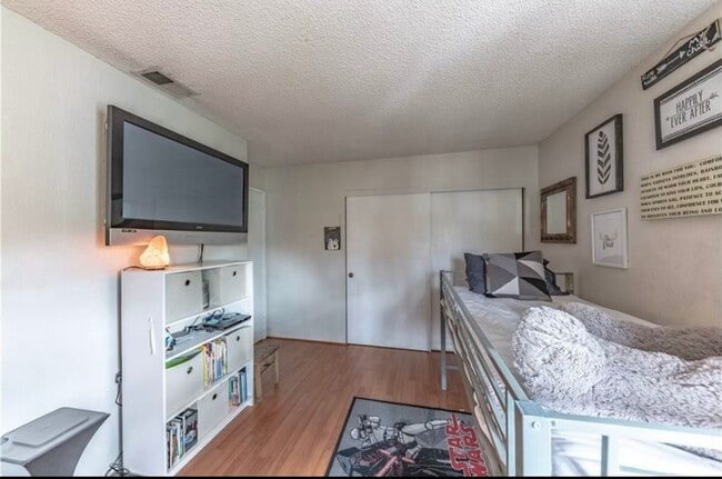 Building Photo - 13100 Creek View Dr