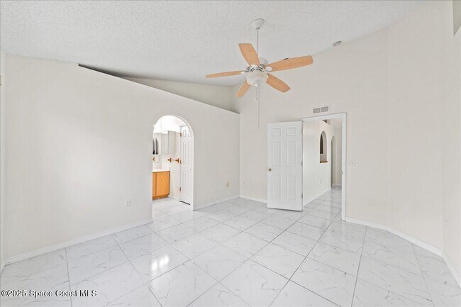 Building Photo - 2165 Redwood Cir