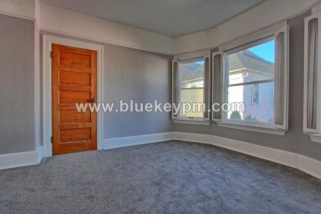 Building Photo - First Month Fee on a 12 Month Lease!  2 Bed, 1 Bath 2 Story Unit with Victorian Architectural Detail