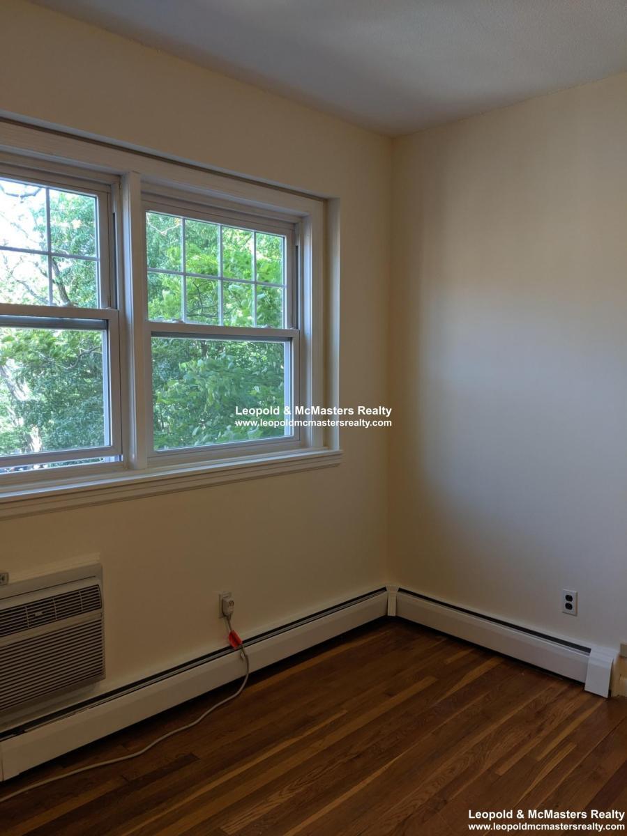 Building Photo - 2025 Commonwealth Ave