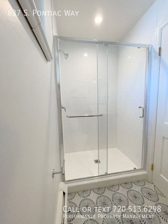 Building Photo - 637 S Pontiac Way