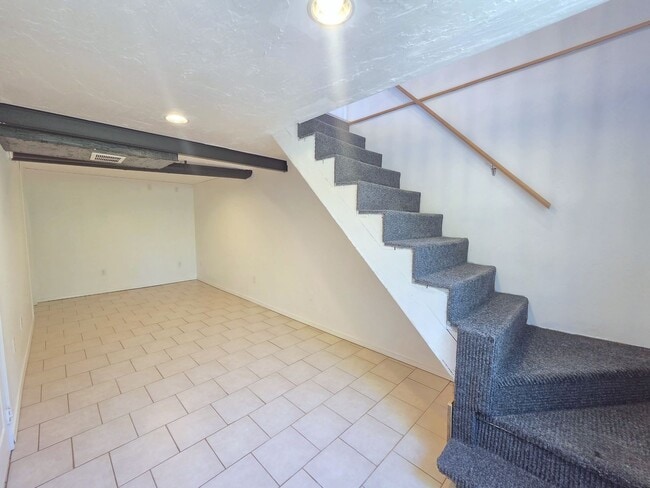 Building Photo - 5621 N Hemlock St