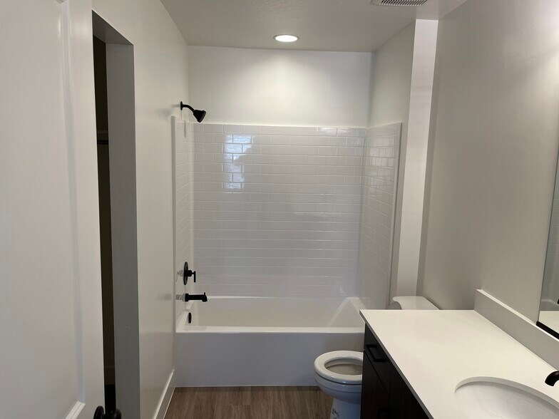 Master bathroom + walk in closet - 5643 S Duel Ln