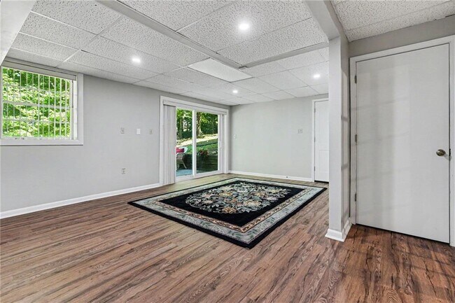 Building Photo - 3084 Green Valley Dr